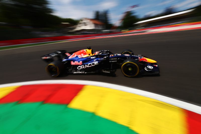 #1 trening: Verstappen przed duetem Ferrari