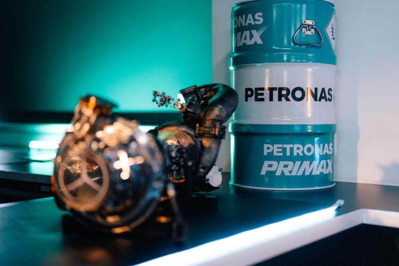 Petronas ciągle nie uzyskał homologacji nowego paliwa na sezon 2026