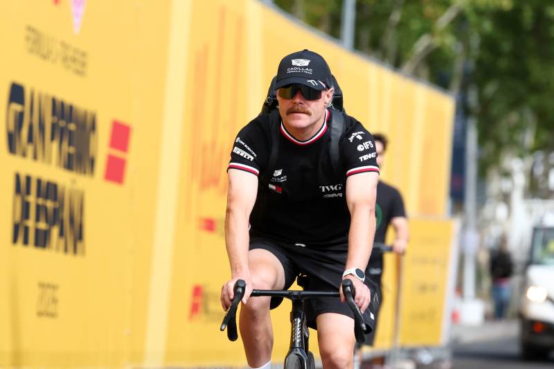 Bottas zmierza do Singapuru na rowerze