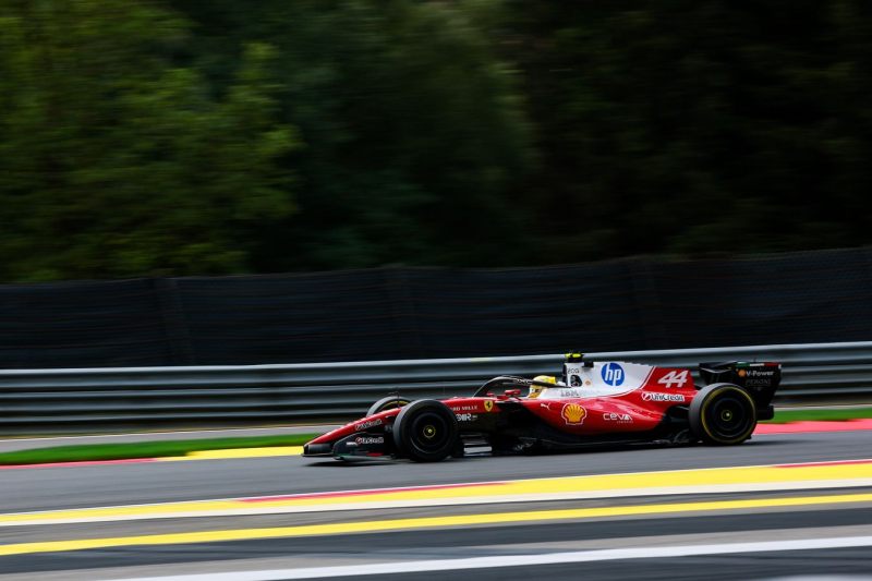 Hamilton uniknął kary sportowej za potrącenie mechanika przy pit stopie