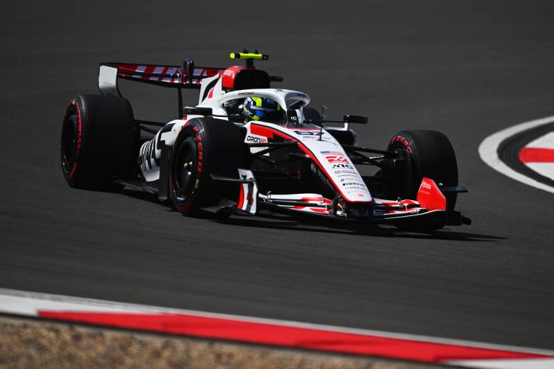 Bearman trzyma się blisko wielkiej czwórki