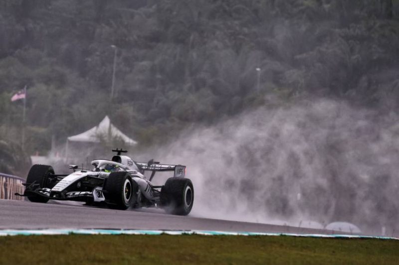 Perez zjechał na aż 7 pit stopów, Bottas zakopał się w żwirze