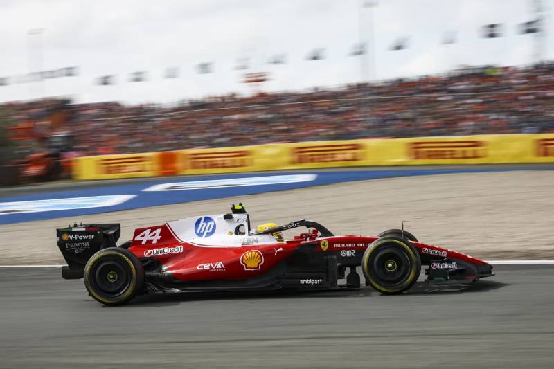Hamilton porównał Ferrari do Mercedesa w kwestii poleceń zespołowych