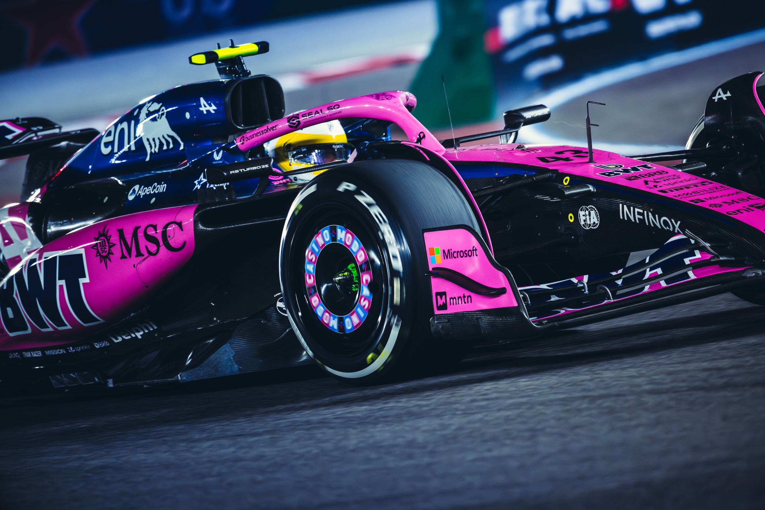 Chaos na starcie pokrzyżował plany kierowcom Alpine