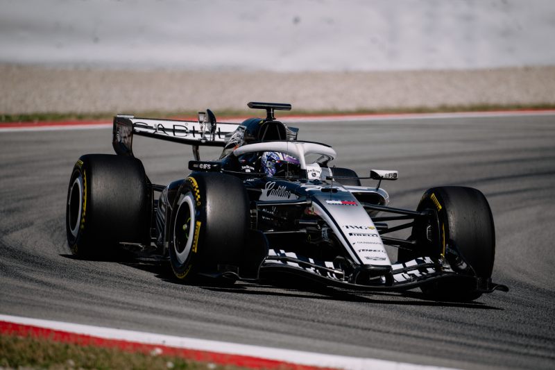 Testy opon Pirelli pod Barceloną: powrót Zhou, upalne warunki i sprawdzanie mieszanki C2