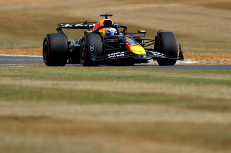Verstappen sensacyjnie zgarnął pole position w zaciętej walce w kwalifikacjach na Silverstone