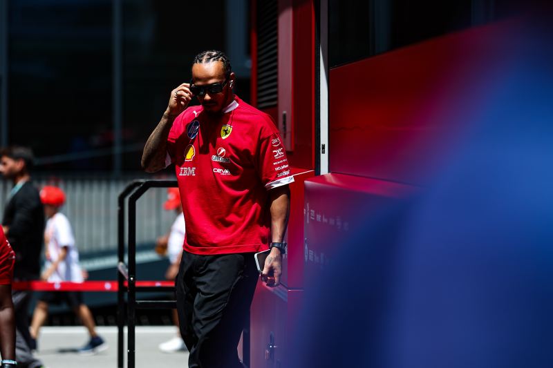 Były kierowca twierdzi, że 90 procent personelu Ferrari nie popierało transferu Hamiltona