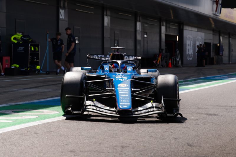 Testy opon Pirelli na Silverstone: Mercedes i Williams w akcji, problemy techniczne Sainza