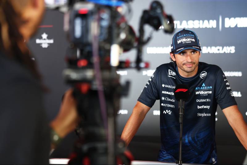 Sainz nie chce myśleć o nowym kontrakcie przed przerwą letnią