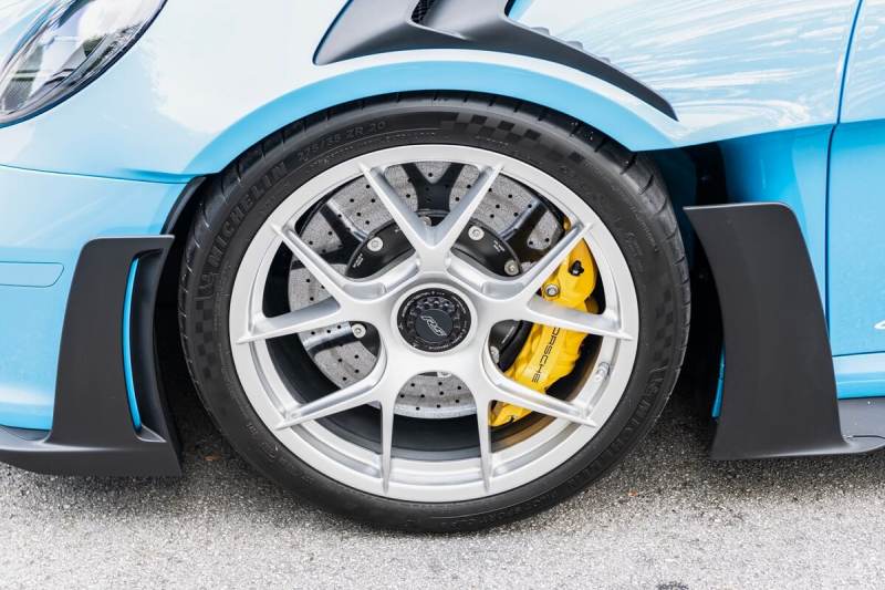 Opony letnie czy całoroczne? Porady, które ułatwią wybór