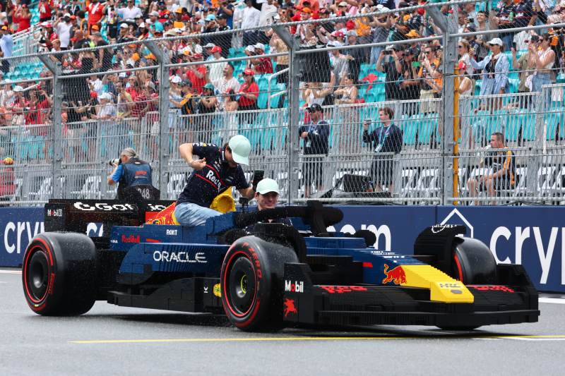 Parada kierowców F1 z udziałem pojazdów Lego powróci na torze Silverstone