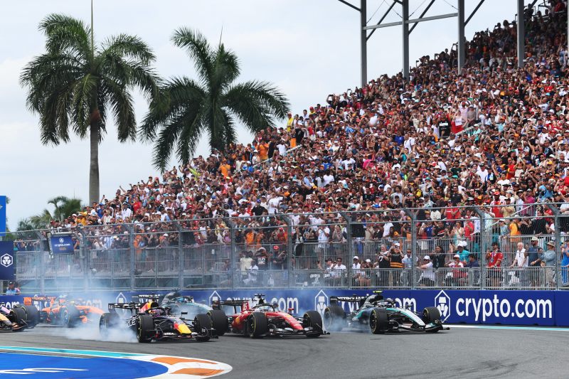 Tombazis twierdzi, że to przez producentów FIA nie wprowadziła zmian przed sezonem 2026