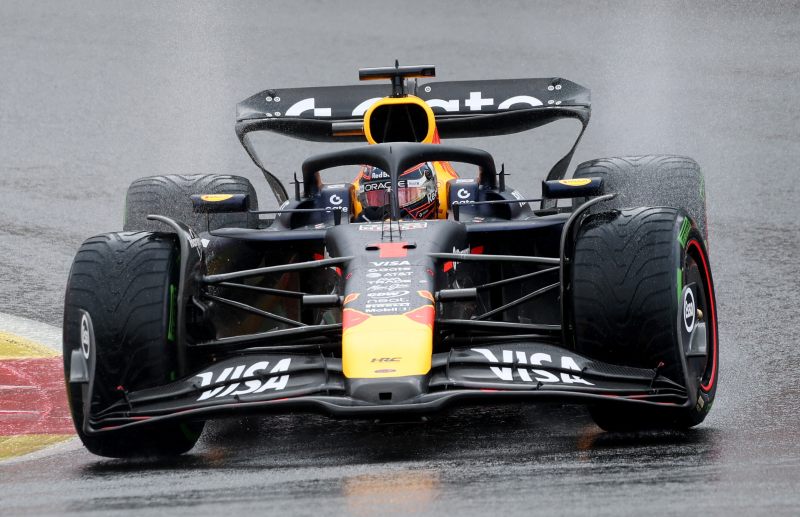 Verstappen i Hamilton skrytykowali FIA za decyzje dot. opóźnionego startu GP Belgii