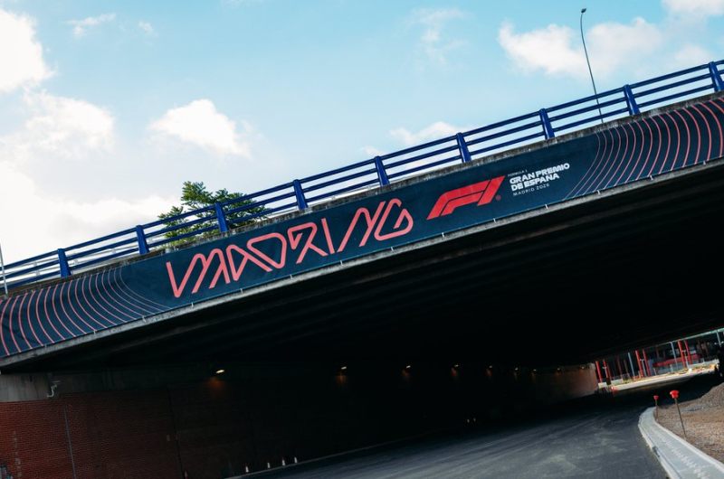 F1 udostępniła nagranie z premierowego przejazdu Sainza po torze Madring