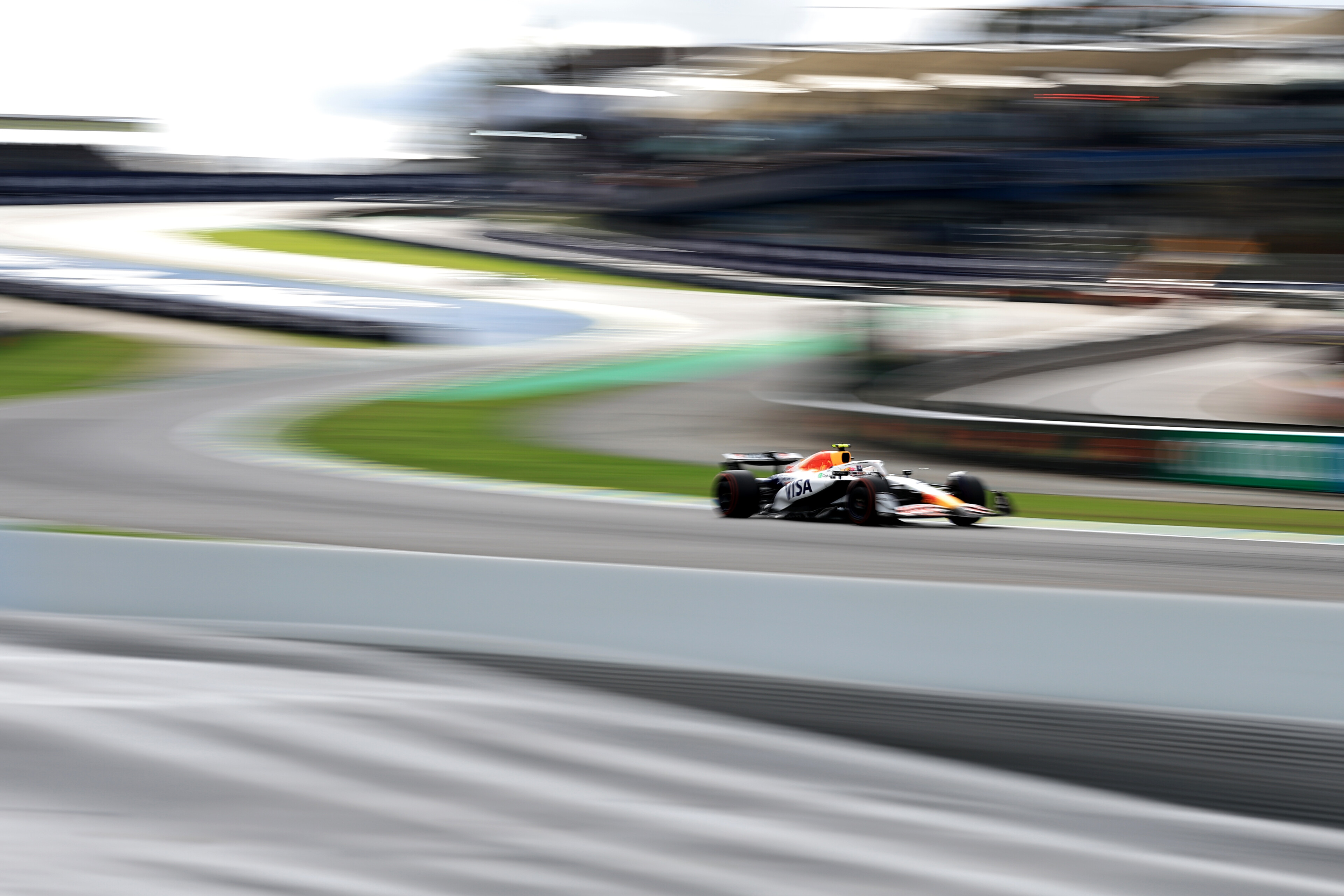 Kierowcy Racing Bulls wywalczyli w kwalifikacjach trzeci i czwarty rząd