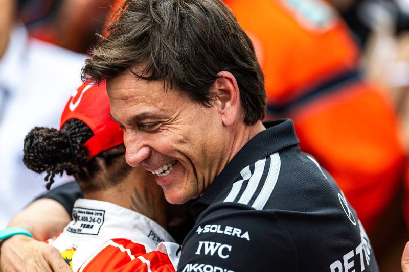 Toto Wolff o sukcesie Hamiltona: kiedy jesteś w odpowiednim miejscu, wygrywasz