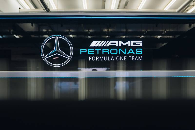 Jacques Villeneuve nie wierzy w przewagę silnikową Mercedesa: to tylko plotki