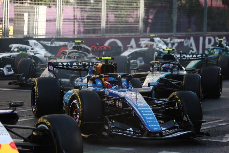 Sainz z punktem, a Albon rozbił samochód