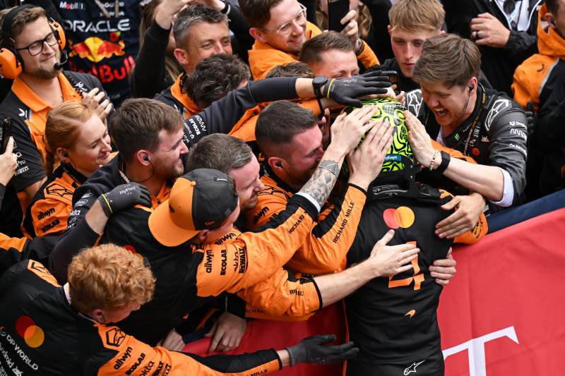 Norris wygrał w Sao Paulo. Verstappen stanął na podium po szalonej pogoni