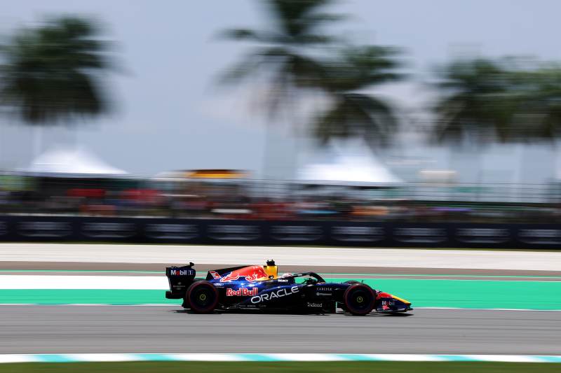 Verstappen najszybszy w 1. treningu mimo dużego pakietu poprawek w Mercedesie