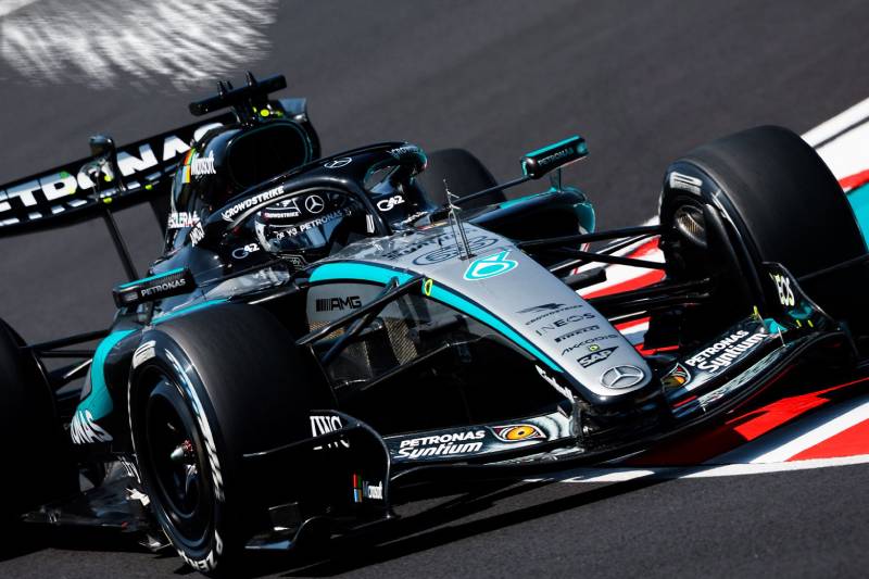 #1 trening: Mercedesy najszybsze, kolizja Albona z Perezem