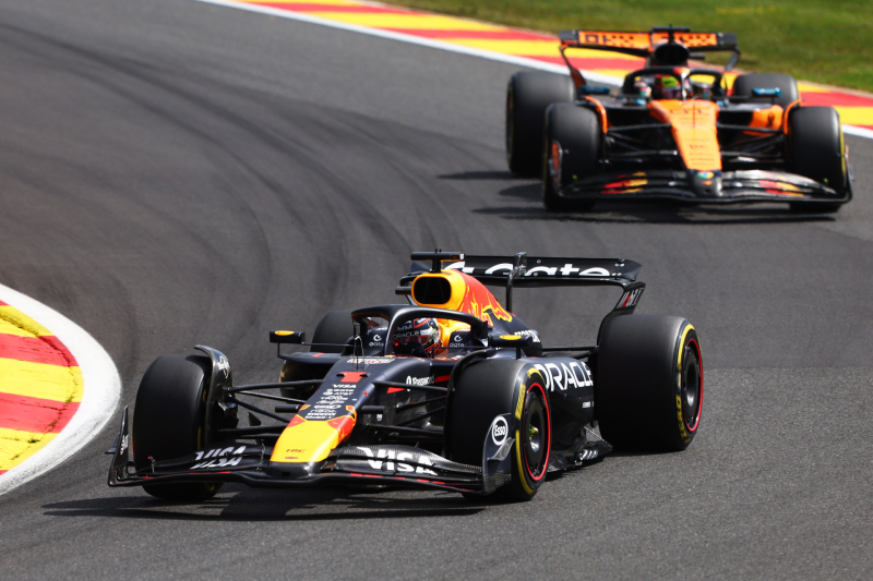 Verstappen obronił się przed Piastrim i wygrał sprint na Spa