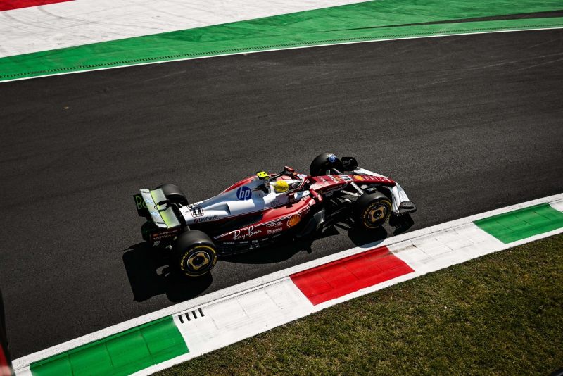 #1 trening: duet Ferrari na czele, awaria Russella