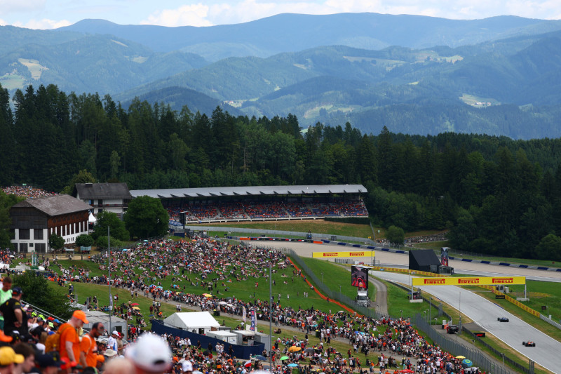 Ciężarówka przewróciła baner reklamowy na torze Red Bull Ring przed GP Austrii