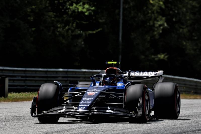 Williams ma "bardzo dziwny" problem z silnikiem Mercedesa