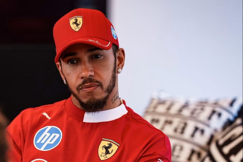 Hamilton sugeruje, że Ferrari powinno zmienić kierowcę