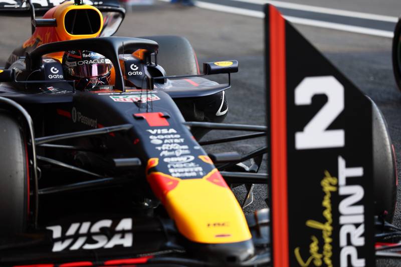 Verstappen przedzielił McLareny, ale do Piastriego stracił sporo